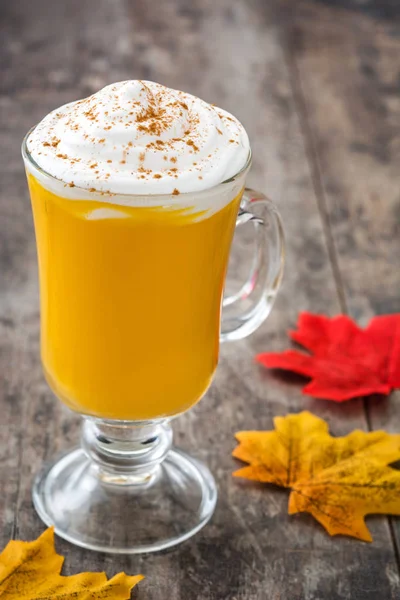 Pompoen gekruide latte op houten tafel — Stockfoto