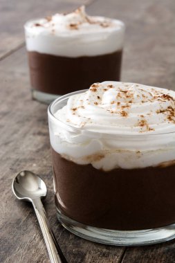 Ahşap masa üzerinde çikolata mousse