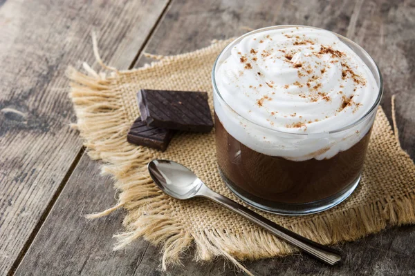 Mousse de chocolate na mesa de madeira — Fotografia de Stock