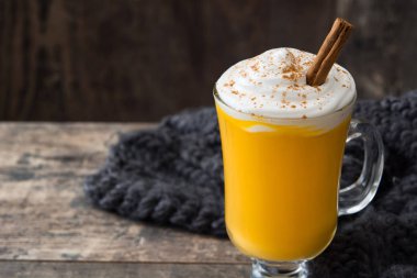 Ahşap masa üzerinde baharatlı sütlü balkabağı