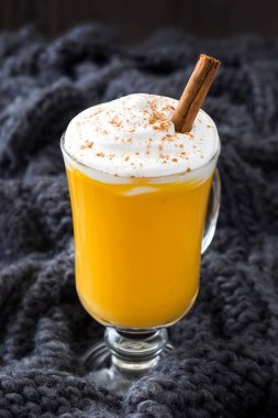 Ahşap masa üzerinde baharatlı sütlü balkabağı