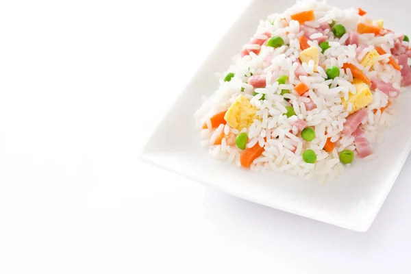 Arroz frito chinês com legumes e omelete isolado em fundo branco — Fotografia de Stock