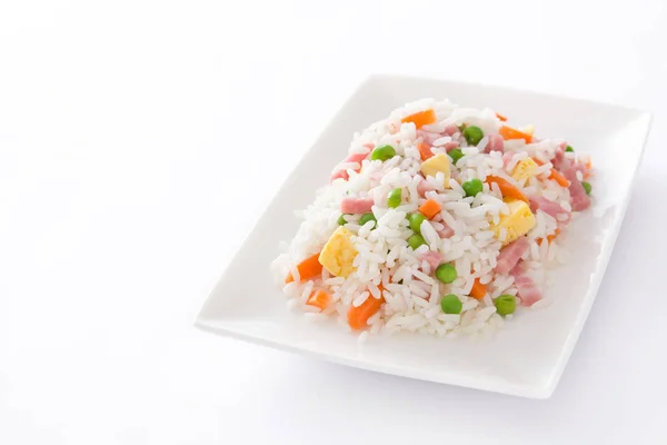 Riz chinois frit aux légumes et omelette isolé sur fond blanc — Photo