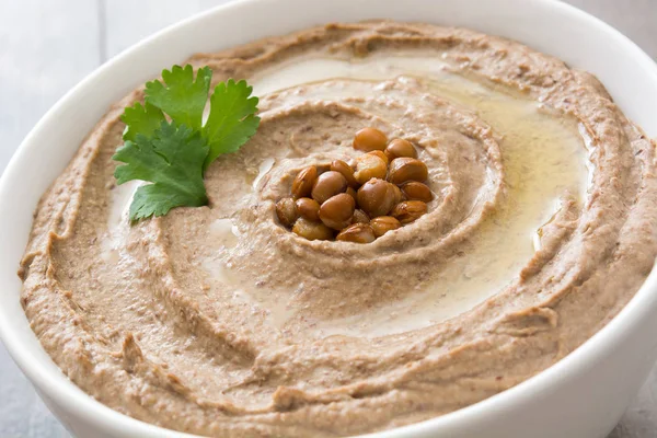 Mercimek humus ahşap kase kadar kapatın