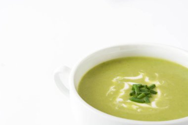 Beyaz arka plan üzerinde izole kase kabak çorbası
