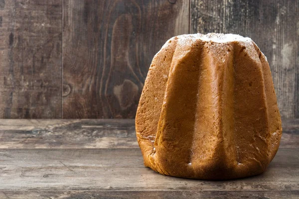 Bolo de Natal Pandoro com açúcar na mesa de madeira — Fotografia de Stock