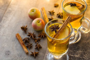  Cam ahşap masa üzerinde mulled elma şarabı. Boşaltmak