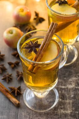  cam ahşap masa üzerinde mulled şarap.