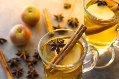  Cam ahşap masa üzerinde mulled elma şarabı. Boşaltmak