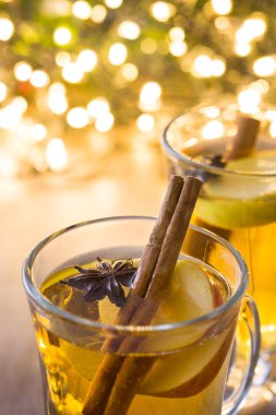  Cam ahşap masa üzerinde mulled elma şarabı. Boşaltmak