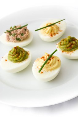 Avokado ve beyaz arka plan üzerinde izole plaka ton balığı yumurta dolması çeşitli