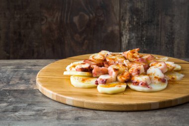 Pulpo a la gallega. Galiçyaca ahtapot ahşap üzerine. Tipik İspanyol yemeği