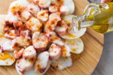 Pulpo a la gallega. Galiçyaca ahtapot ahşap üzerine. Tipik İspanyol yemeği