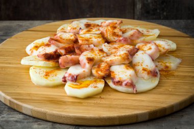 Pulpo a la gallega. Galiçyaca ahtapot ahşap üzerine. Tipik İspanyol yemeği