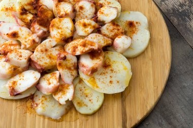 Pulpo a la gallega. Galiçyaca ahtapot ahşap üzerine. Beyaz arka plan üzerinde izole tipik İspanyol yemeği