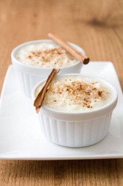 Arroz con leche gör. Sütlaç ahşap zemin üzerine tarçın ile