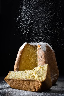 Düşme ile Pandoro Noel kek siyah arka plan üzerine şeker