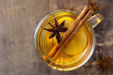  Cam ahşap masa üzerinde mulled elma şarabı. Üstten Görünüm