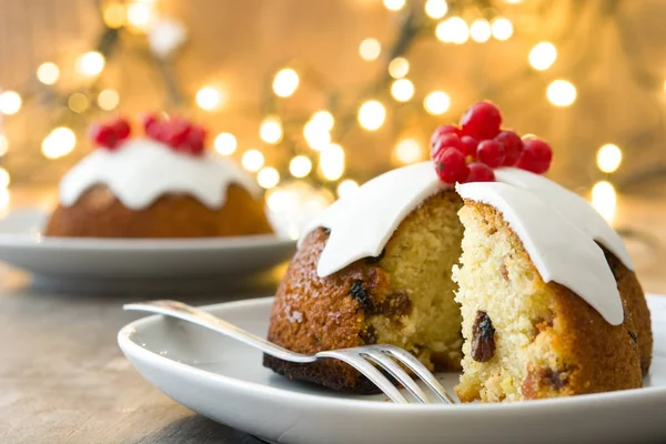 Weihnachtspudding und Weihnachtsbeleuchtung auf Holztisch — Stockfoto