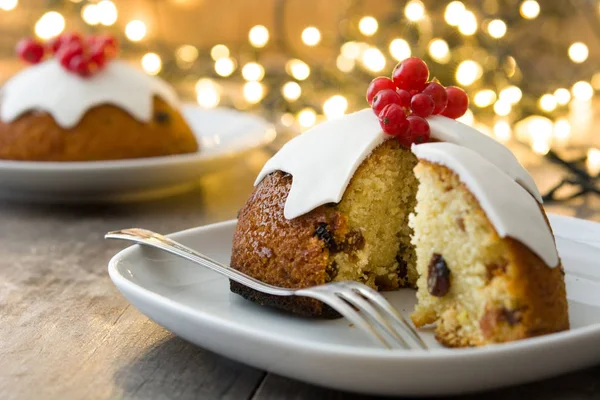 Pudding de Noël et lumière de Noël sur table en bois — Photo