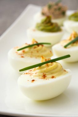 Avokado ve tuna ahşap masa üzerinde yumurta dolması çeşitli