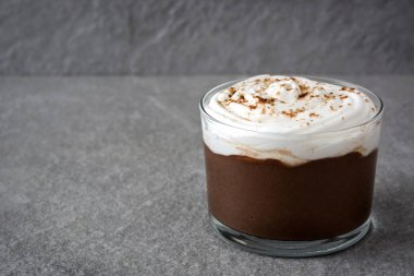 Cam gri taş kremalı çikolata mousse