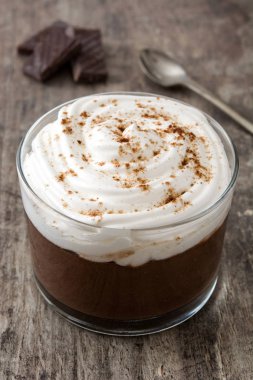 Ahşap masa üzerinde çikolata mousse