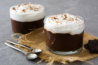 Cam gri taş kremalı çikolata mousse