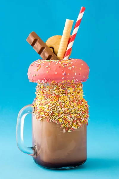 Milkshake extrême ou freak shake sur fond bleu — Photo