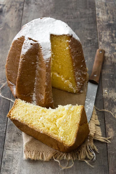 Pastel de Navidad Pandoro con azúcar sobre mesa de madera — Foto de Stock