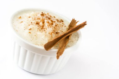 Arroz con leche gör. Sütlaç beyaz arka plan üzerinde izole tarçın ile