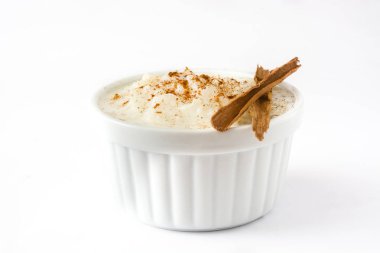 Arroz con leche gör. Sütlaç beyaz arka plan üzerinde izole tarçın ile