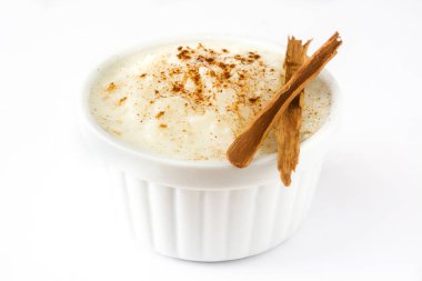 Arroz con leche gör. Sütlaç beyaz arka plan üzerinde izole tarçın ile