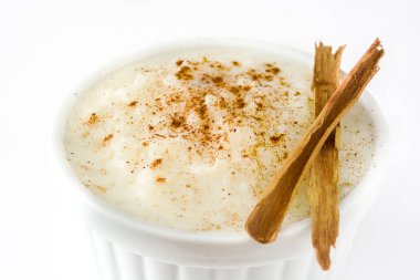 Arroz con leche gör. Sütlaç beyaz arka plan üzerinde izole tarçın ile
