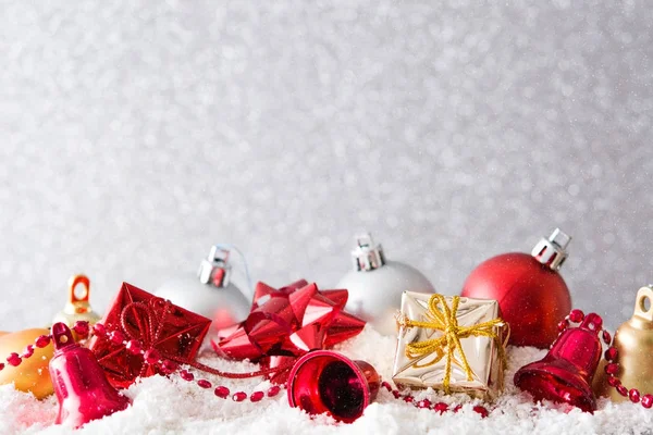 Ornamenti natalizi su sfondo argento.Copyspace — Foto Stock