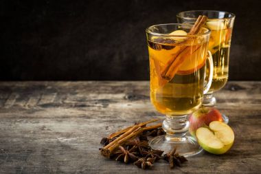  Cam ahşap masa üzerinde mulled elma şarabı. Noel içki