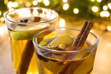  Cam ahşap masa üzerinde mulled elma şarabı. Noel içki