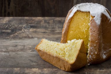 Ahşap masa üzerinde şekerli Pandoro Noel kek. Boşaltmak