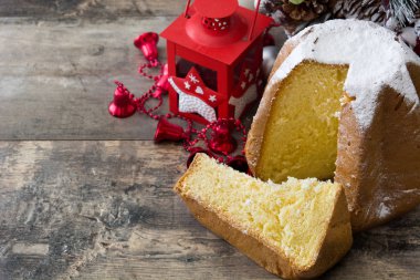 Ahşap masa üzerinde şekerli Pandoro Noel kek. Boşaltmak