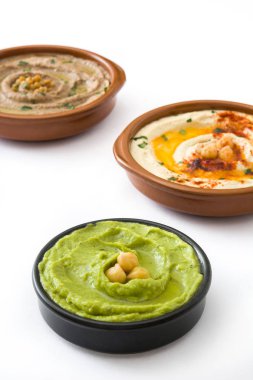 Farklı humus kase. Nohut Humus, avokado humus ve beyaz arka plan üzerinde izole mercimek humus