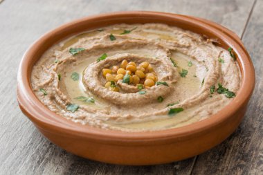Mercimek humus ahşap kase kadar kapatın