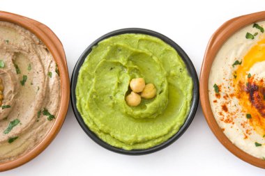 Farklı humus kase. Nohut Humus, avokado humus ve beyaz arka plan üzerinde izole mercimek humus