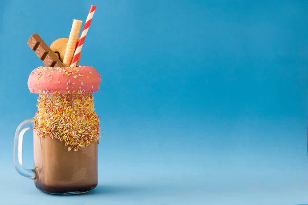 Milkshake estremo o freak shake su sfondo blu. Copyspace — Foto Stock