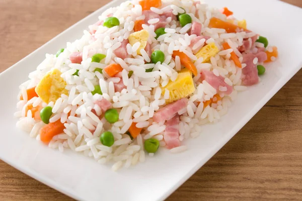 Arroz frito chino con verduras y tortilla sobre mesa de madera . — Foto de Stock