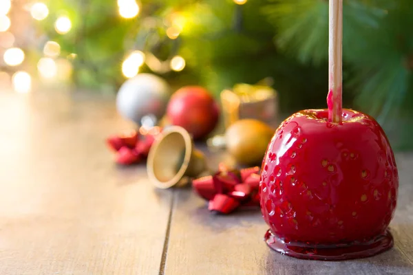 Süßigkeiten Weihnachtsäpfel und Weihnachtslichter. — Stockfoto