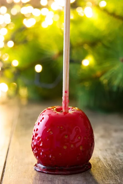 Süßigkeiten Weihnachtsäpfel und Weihnachtsbeleuchtung. — Stockfoto