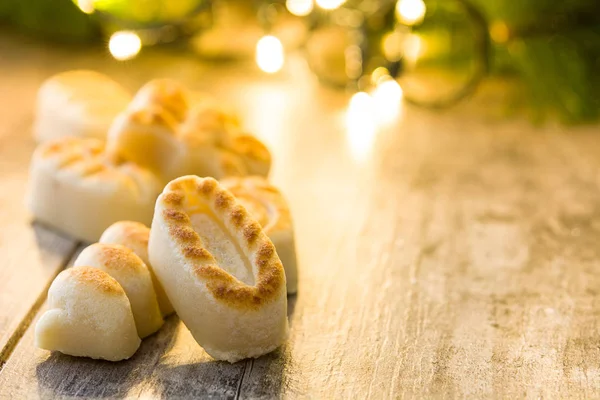 Bożonarodzeniowe słodycze marcepan na piękny drewniany stół. Typowy hiszpański świąteczne desery — Zdjęcie stockowe