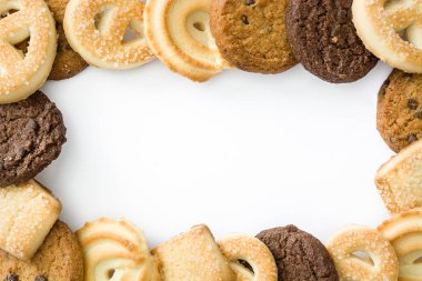 Beyaz arka plan üzerinde izole tereyağı kurabiye boşaltmak