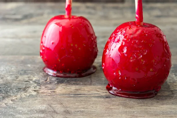 Süßigkeiten Weihnachtsäpfel Auf Holztisch — Stockfoto