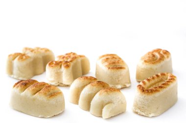 Beyaz arka plan üzerinde izole Noel badem ezmesi tatlılar. Tipik İspanyol Noel tatlısı